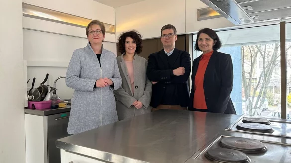 Bundesbauministerin Klara Geywitz (v.l.n.r.) besucht ein Studentenwohnheim in Berlin und posiert mit Julia B&ouml;hnke von der Gewerkschaft Verdi, Matthias Anbuhl, Vorstandschef Deutsches Studierendenwerk, und Petra Mai-Hartung, Gesch&auml;ftsf&uuml;hrerin Studierendenwerk Berlin, f&uuml;r ein Foto. - &copy; J&ouml;rg Ratzsch/dpa