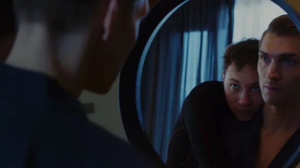 Josh (Simon Mantei, r.) will unbedingt erfolgreich auf WatchMe sein. Tim (Michelangelo Fortuzzi, l.) ist bereit, seinen Beitrag dazu zu leisten. - &copy; Jonas R&ouml;mmig/ZDF/dpa