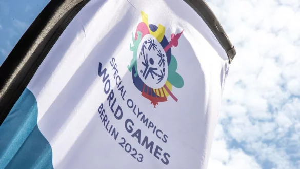 Eine Fahne der Special Olympics World Games Berlin 2023 weht auf dem Gelände des Olympiaparks in Berlin. - © Andreas Gora/dpa