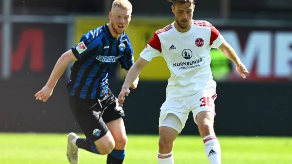 Paderborns Kai Klefisch (l) und Nürnbergs Lukas Schleimer kämpfen um den Ball. - © David Inderlied/dpa