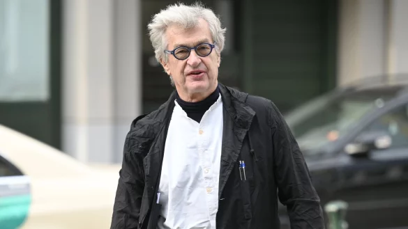 Der Regisseur Wim Wenders geht auf der Stra&szlig;e. - &copy; Henning Kaiser/dpa/Archivbild