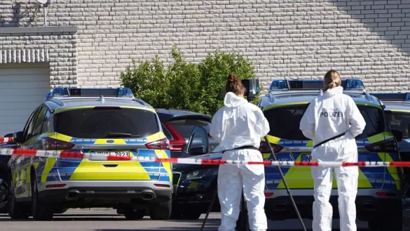 Beamte der Spurensicherung ermitteln, nachdem Polizisten auf einen fl&uuml;chtenden Autofahrer geschossen haben. - &copy; T.Freitag/Westfalennews/dpa
