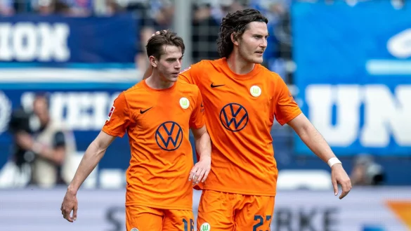 Wolfsburgs Jakub Kaminski (l) jubelt nach seinem Tor zum 0:2 mit Wolfsburgs Jonas Wind. - &copy; David Inderlied/dpa