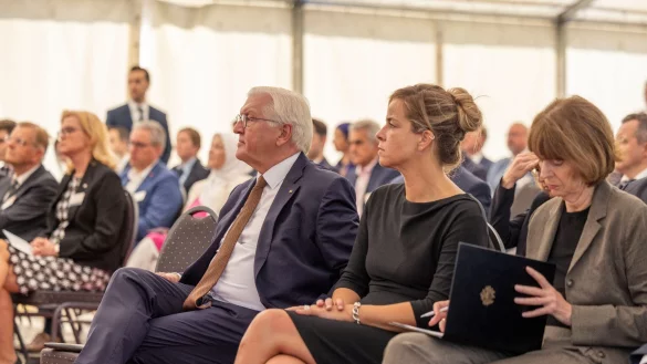 Henriette Reker, Oberb&uuml;rgermeisterin der Stadt K&ouml;ln, neben Bundespr&auml;sident Frank-Walter Steinmeier und Mona Neubauer (Die Gr&uuml;nen) bei der Festveranstaltung zum 50. Gr&uuml;ndungsjubil&auml;um des Verbandes der Islamischen Kulturzentren e.V. (VIKZ). - &copy; Thomas Banneyer/dpa