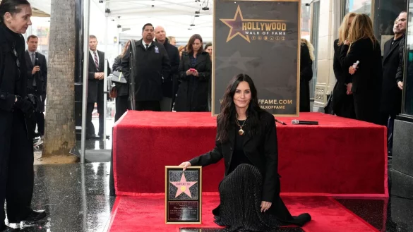 Schauspielerin Courteney Cox mit ihrem Stern auf dem Hollywood Walk of Fame. - &copy; Damian Dovarganes/AP/dpa
