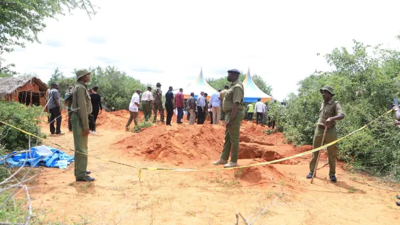 Die Polizei exhumiert die Leichen von Opfern eines christlichen Sektenkults. Bereits Mitte April hatten Beh&ouml;rden einen Hinweis erhalten, dass Anh&auml;nger eines &ouml;rtlichen Pastors sich in der Hoffnung, &laquo;Jesus zu treffen&raquo;, in dem Waldgebiet zu Tode hungerten. - &copy; Uncredited/AP/dpa
