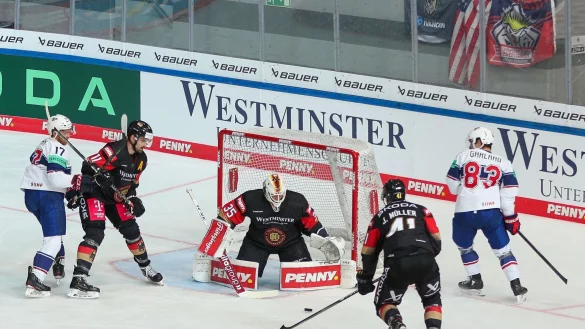 Deutschlands Torh&uuml;ter Mathias Niederberger (M) und seine Teamgef&auml;hrten Marco Nowak (2.v.l.) und Jonas Mueller (2.v.r.) in Aktion. - &copy; Christian Kolbert/dpa