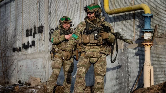 Ukrainische Soldaten patrouillieren auf einer Stra&szlig;e in Bachmut. - &copy; Evgeniy Maloletka/AP/dpa
