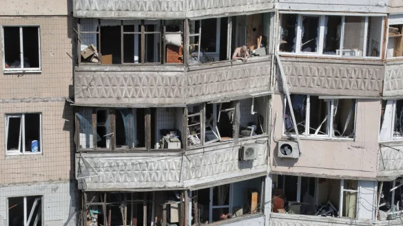 Beschädigtes Wohnhaus nach einem russischen Drohnenangriff. - © Nina Lyashonok/AP/dpa