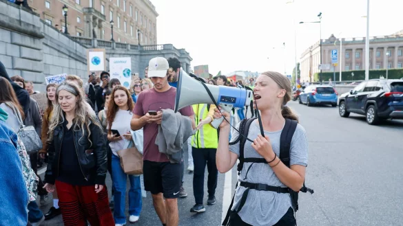 Die schwedische Aktivistin Greta Thunberg und weitere, überwiegend junge Menschen ziehen durch Stockholm. - © Christine Olsson/TT NEWS AGENCY/AP/dpa