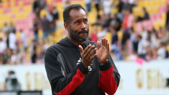 Düsseldorfs Trainer Daniel Thioune applaudiert nach einem Spiel den Fans. - © Steven Mohr/Eibner-Pressefoto/dpa