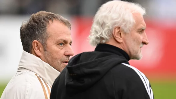 Bundestrainer Hansi Flick (l) und DFB-Sportdirektor Rudi V&ouml;ller. - &copy; Arne Dedert/dpa