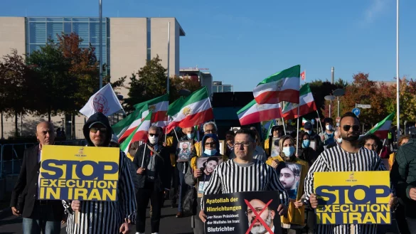 Demonstranten protestieren in Berlin gegen Hinrichtungen im Iran (Archivbild). - &copy; Paul Zinken/dpa