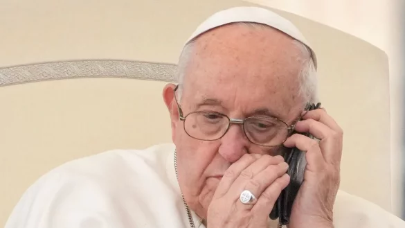 Papst Franziskus telefonierte laut Vatikan auch mit einer Frau, deren kleinen Sohn Miguel Angel er Ende M&auml;rz getauft hatte. - &copy; Andrew Medichini/AP/dpa