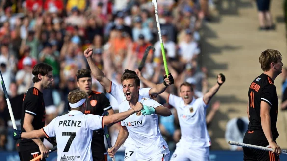 Deutschlands Thies Prinz (l-r) und Justus Weigand bejubeln das Tor zum 1:0. - &copy; Federico Gambarini/dpa