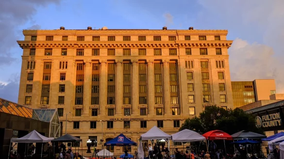 Medienfahrzeuge stehen vor dem Fulton County Courthous in Atlanta. - &copy; Ben Gray/AP