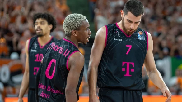 Bonns Collin Malcolm (l-r), TJ Shorts und Sebastian Herrera nach der Pleite in Ulm. - &copy; Stefan Puchner/dpa