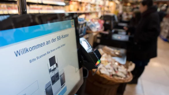 Eine Selbstbedienungskasse in einem Edeka-Markt in Kassel. - &copy; Swen Pf&ouml;rtner/dpa