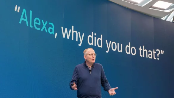 Amazon-Ger&auml;te-Chef Dave Limp demonstriert eine neue Funktion, bei der Nutzer die Sprachassistentin Alexa fragen k&ouml;nnen, warum sie etwas getan hat, wenn sie die Aktionen der Software nicht nachvollziehen k&ouml;nnen. - &copy; Andrej Sokolow/dpa