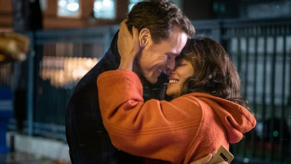 Sam Heughan als Rob Burns und Priyanka Chopra Jonas als Mira Ray in einer Szene des Films "Love Again". - &copy; Liam Daniel/Warner Bros. Picture/dpa