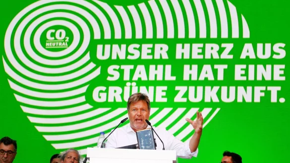 Wirtschaftsminister Robert Habeck spricht auf einer Gro&szlig;demonstration zu den Stahlarbeitern bei Thyssenkrupp in Duisburg. - &copy; Roland Weihrauch/dpa