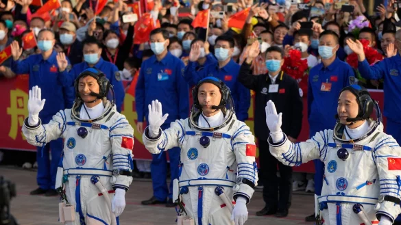 Die chinesischen Astronauten der Shenzhou-16-Mission(l-r): Gui Haichao, Zhu Yangzhu und Jing Haipeng. - © Mark Schiefelbein/AP