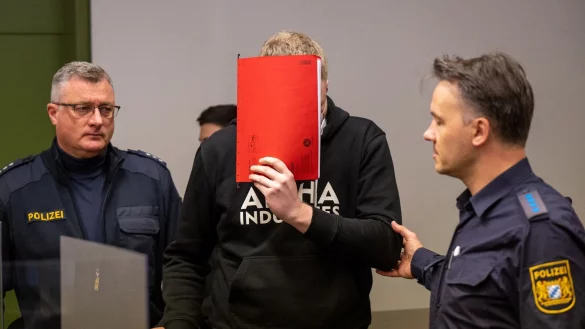 Der angeklagte Krankenpfleger wird von Justizbeamten in den Gerichtssaal gef&uuml;hrt. - &copy; Peter Kneffel/dpa