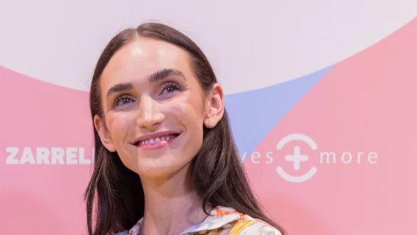 Model und Influencerin Anna Adayam, ehemals Wilken, steht auf dem gelben Teppich bei der Pr&auml;sentation einer Brillenkollektion. - &copy; Rolf Vennenbernd/dpa