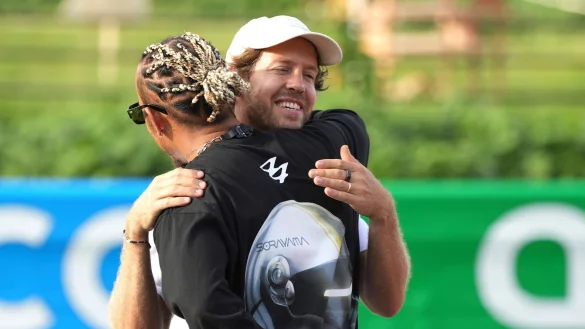 Mercedes-Pilot Lewis Hamilton (vorne) und Sebastian Vettel vor dem Gro&szlig;en Preis von Japan. - &copy; Toru Hanai/AP/dpa