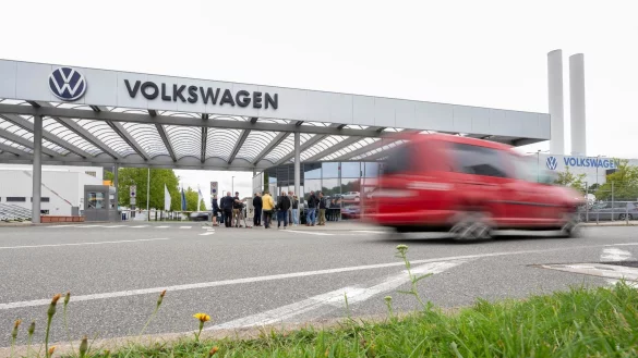 Blick auf das Tor von Volkswagen Sachsen am Standort Zwickau. Der VW-Konzern will sein k&uuml;nftiges Modell Trinity dort produzieren. - &copy; Hendrik Schmidt/dpa