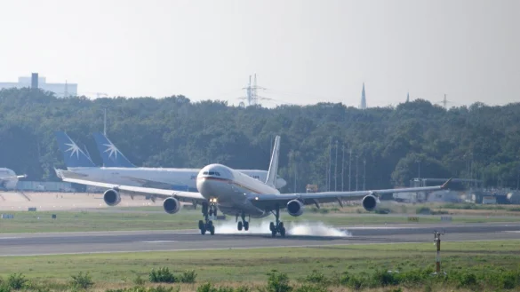 Pannenflieger der Bundeswehr landet nach dem Flug von Abu Dabi auf dem Flughafen K&ouml;ln/Bonn. - &copy; Henning Kaiser/dpa