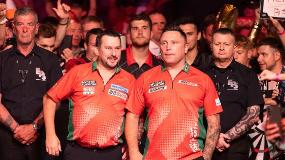 Die Waliser Gerwyn Price (vorn) und Jonny Clayton (2.v.l.) haben sich den Darts-WM-Titel gesichert. - &copy; J&uuml;rgen Kessler/dpa