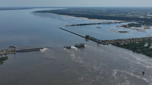 Nach der Zerst&ouml;rung des Kachowka-Staudamms im Kriegsgebiet im S&uuml;den der Ukraine k&ouml;nnen sich die B&ouml;den auch wieder erholen, so ein Experte. - &copy; Stringer/AP/dpa