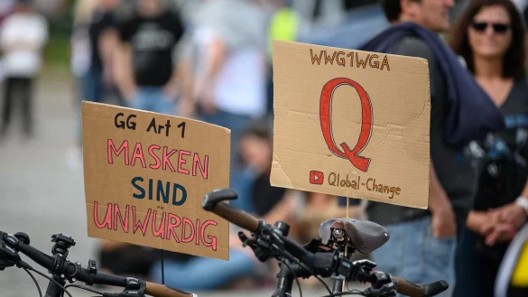 Schilder bei einer Protestkundgebung der Initiative «Querdenken 711» in Stuttgart. - © Sebastian Gollnow/dpa