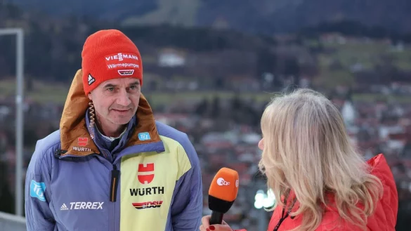 Der Bundestrainer Skisprung Männer, Stefan Horngacher, sieht seine Zukunft in Deutschland. - © Daniel Karmann/dpa