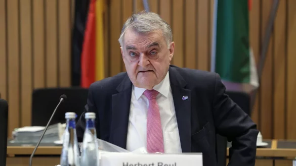 Herbert Reul, Innenminister von Nordrhein-Westfalen, w&auml;hrend einer Sitzung. - &copy; David Young/dpa