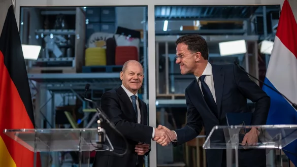 Handschlag in Rotterdam: Bundeskanzler Olaf Scholz und der niederl&auml;ndische Ministerpr&auml;sident Mark Rutte bei einer Pressekonferenz im Rahmen der deutsch-niederl&auml;ndischen Regierungskonsultationen. - &copy; Michael Kappeler/dpa