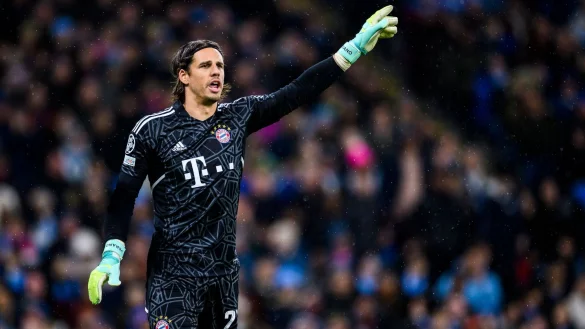 Münchens Torwart Yann Sommer gestikuliert. - © Tom Weller/dpa