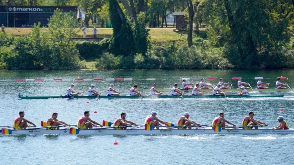 Der Deutschland-Achter bleibt in Belgrad im Kampf um die Olypia-Qualifikation. - &copy; Darko Vojinovic/AP/dpa
