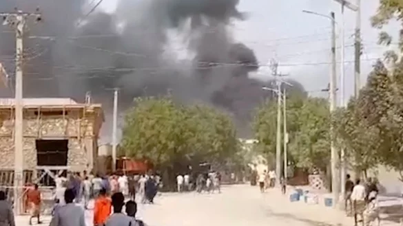 Rauch steigt nach der Explosion über Beledweyne auf (Videostandbild vom 23.09.2023). - © Uncredited/AP