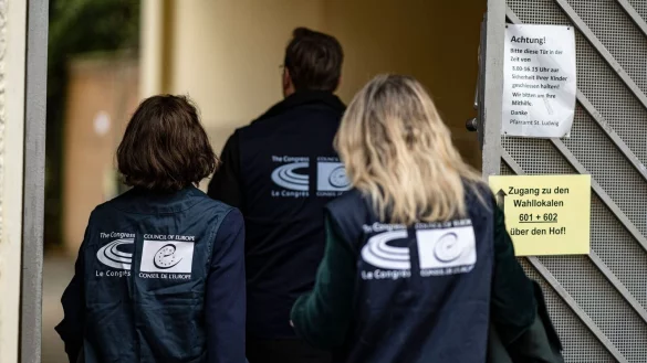 Wahlbeobachter des Europ&auml;ischen Rates betreten ein Berliner Wahllokal. - &copy; Fabian Sommer/dpa