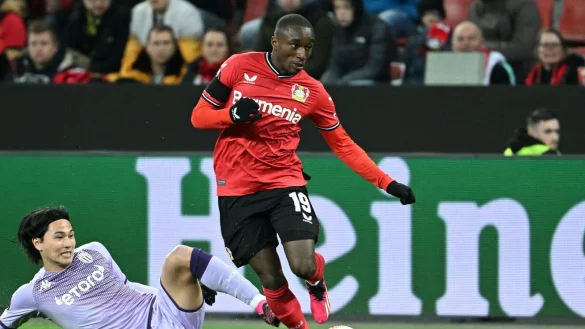 Moussa Diaby (r) k&auml;mpft um den Ball. - &copy; Federico Gambarini/dpa