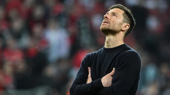 Leverkusens Trainer Xabi Alonso reagiert nach dem Spiel. - &copy; Bernd Thissen/dpa