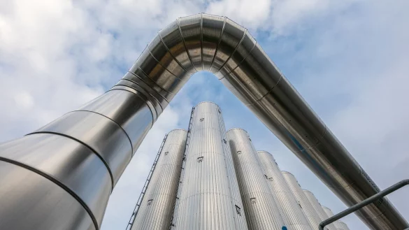 W&auml;rmespeicher mit einer Kapazit&auml;t von insgesamt 300 Megawattstunden sowie ein Ausgleichsgef&auml;&szlig; stehen auf dem Gel&auml;nde des Heizkraftwerkes Cottbus. - &copy; Frank Hammerschmidt/dpa