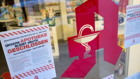 Plakate mit Infos zum bundesweiten Protesttag h&auml;ngen im Schaufenster einer Apotheke. - &copy; Sven Hoppe/dpa
