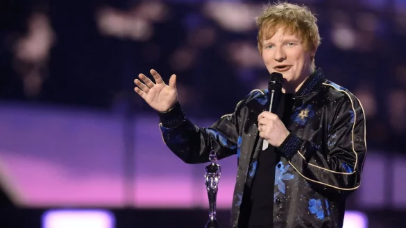 Ed Sheeran steht auf der B&uuml;hne und nimmt den Preis f&uuml;r den Songwriter des Jahres bei den Brit Awards 2022 entgegen. Seine musikalische Karriere hat er fest im Blick. - &copy; Joel C Ryan/Invision via AP/dpa