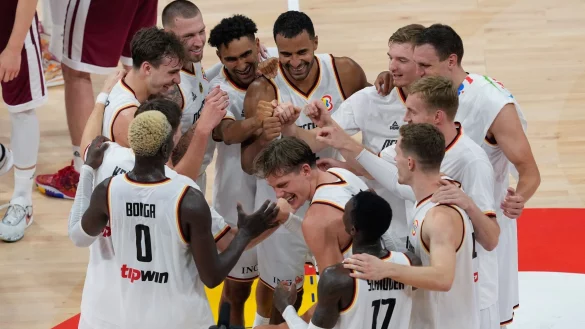 Die deutschen Basketballer feiern den Einzug ins WM-Halbfinale. - &copy; Aaron Favila/AP/dpa