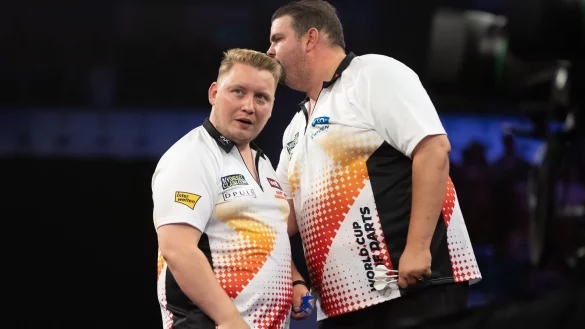 Die deutschen Darts-Spieler Martin Schindler (l) und Gabriel Clemens bei der Team-WM. - &copy; J&uuml;rgen Kessler/dpa