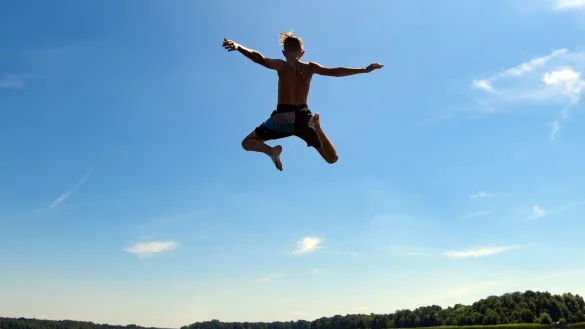 Hinein ins kühle - und in der Mehrheit der Fälle auch saubere - Nass. - © Patrick Pleul/dpa-Zentralbild/dpa