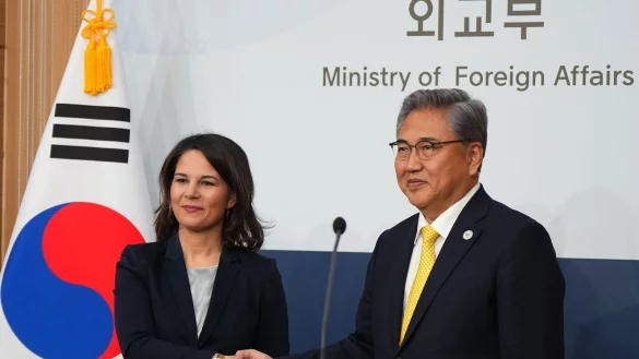 Au&szlig;enministerin Annalena Baerbock und ihr s&uuml;dkoreanischer Amtskollege Park Jin in Seoul. - &copy; Soeren Stache/dpa